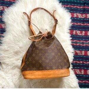 Louis Vuitton GM Noe Monogram
Bucket Shoulder Bag Vintage Canvas